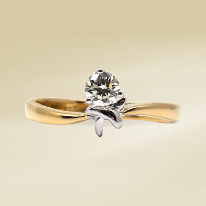 18K Two-Tone Ladies' Ring with Round Cut Diamonds