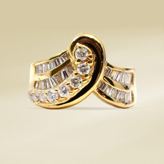 18K Yellow Gold Ladies' Ring with Baguette and Round Cut, and Cluster Diamonds