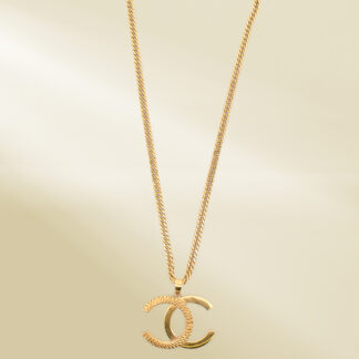 18K Yellow Gold Curb Chain Necklace with Brand-Inspired Pendant